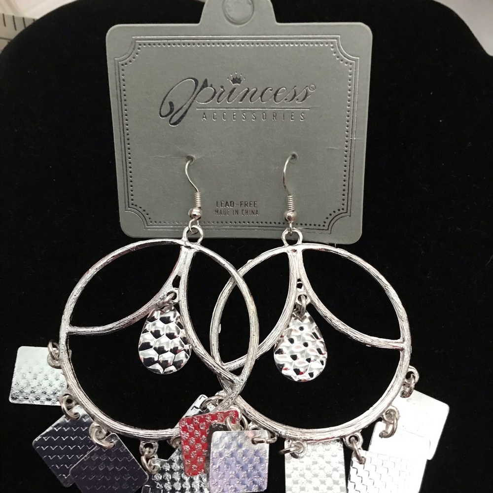Final Price ♥️
New Silvertone Circle Dangle Earrings - Picture 2 of 4